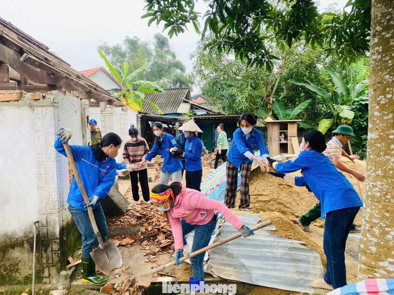 Những bạn trẻ tham gia ngày công, hỗ trợ tham gia xây nhà cho người dân.