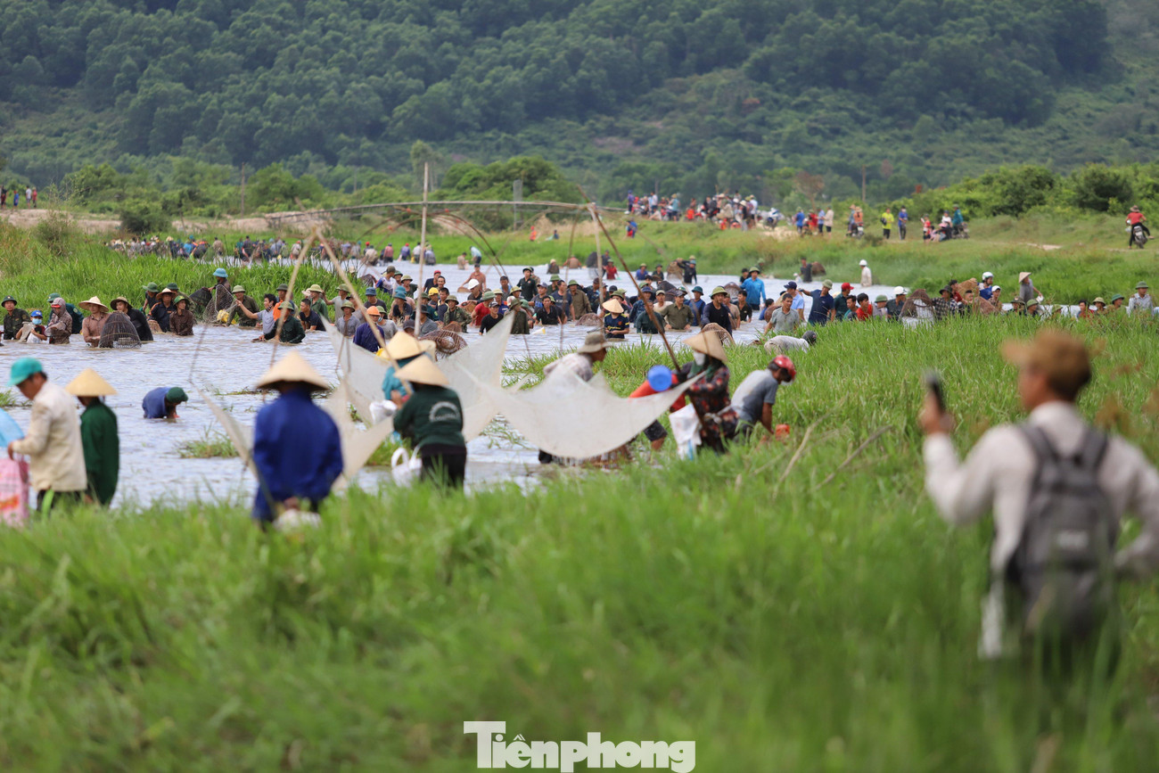 Ngoài người dân địa phương còn có rất đông người từ khắp nơi đổ về dự lễ hội.