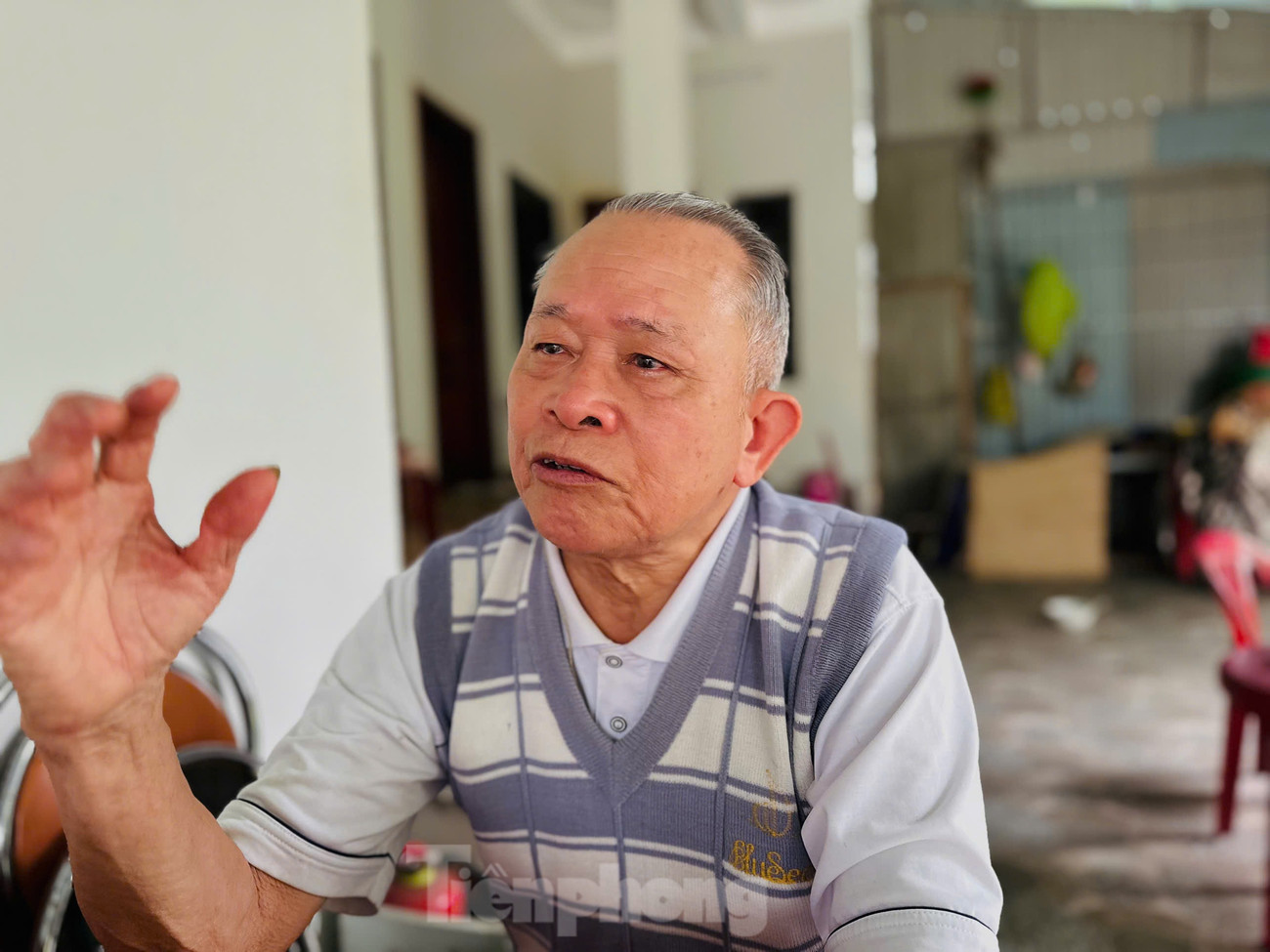 Trung tá Bùi Hoan bật khóc khi kể lại những ngày tham gia chiến dịch Hồ Chí Minh.