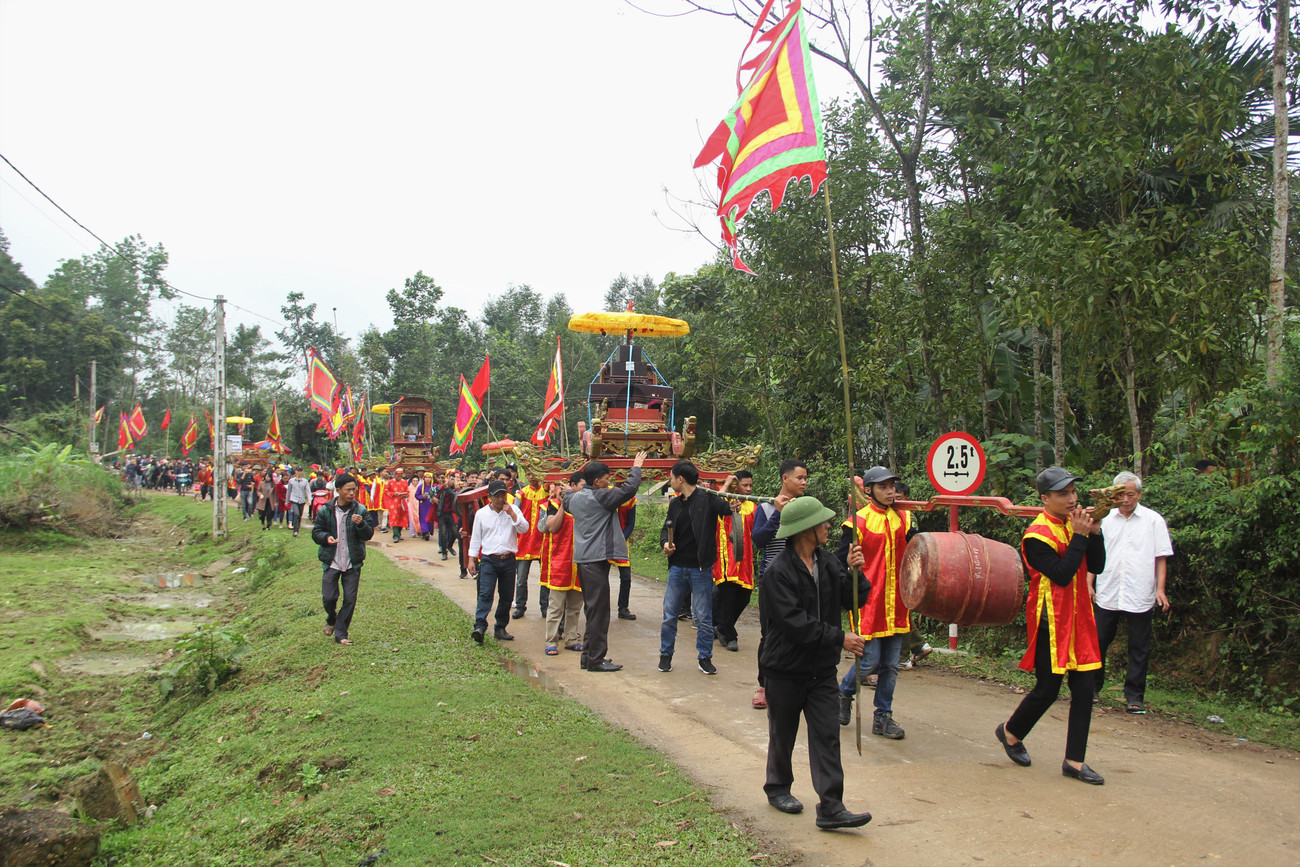 Người dân xã Phú Gia rước bảo vật vua Hàm Nghi. Người dân xã Phú Gia rước bảo vật vua Hàm Nghi.