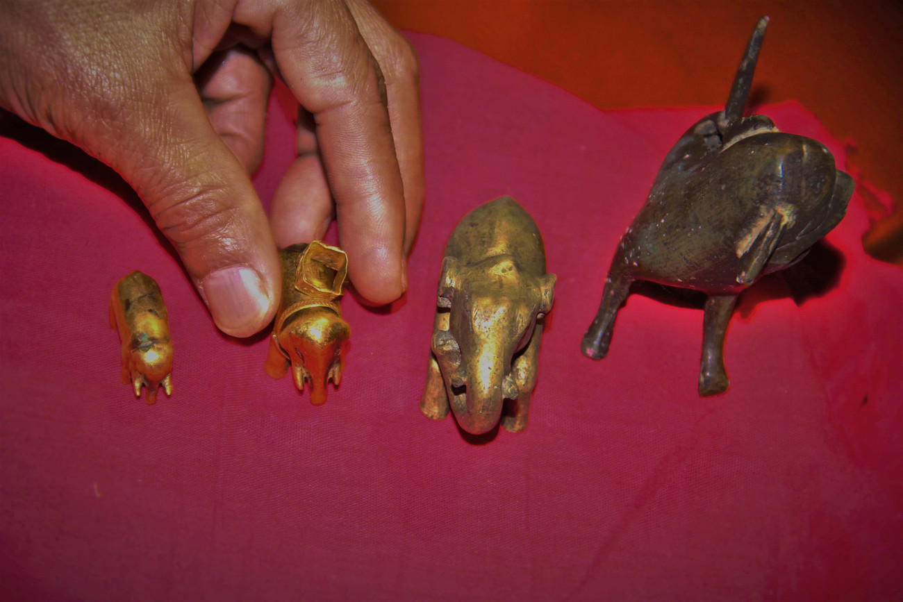 Voi vàng, nghê đồng... những bảo vật vua Hàm Nghi đang được người dân xã Phú Gia bảo vệ. Voi vàng, nghê đồng... những bảo vật vua Hàm Nghi đang được người dân xã Phú Gia bảo vệ.