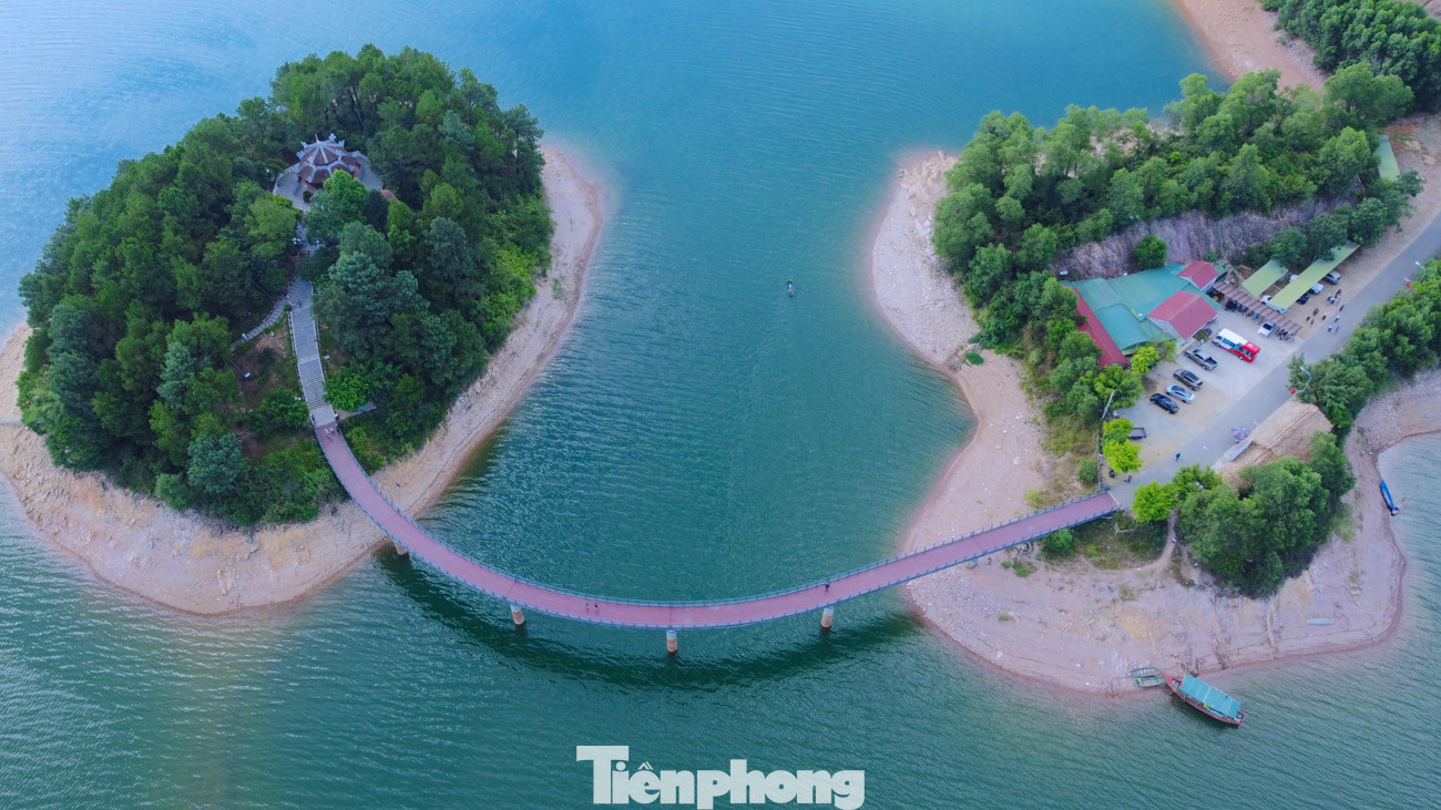Vẻ đẹp của hồ Kẻ Gỗ không chỉ nằm ở thiên nhiên núi rừng mà điểm nhấn là cây cầu dẫn ra đảo, nơi có đền thờ cố Tổng bí thư Lê Duẩn trên lòng hồ, bao quanh bởi dòng nước trong xanh Vẻ đẹp của hồ Kẻ Gỗ không chỉ nằm ở thiên nhiên núi rừng mà điểm nhấn là cây cầu dẫn ra đảo, nơi có đền thờ cố Tổng bí thư Lê Duẩn trên lòng hồ, bao quanh bởi dòng nước trong xanh