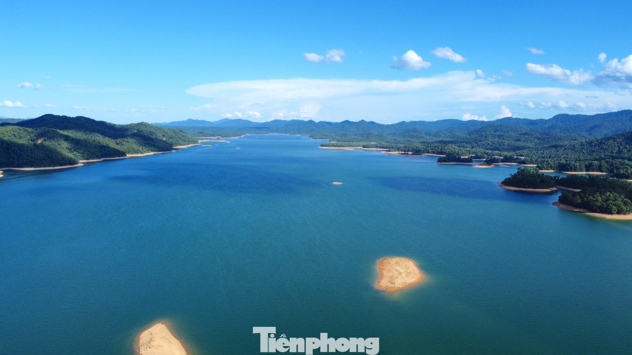 Công trình đại thuỷ nông hồ Kẻ Gỗ được xây dựng từ năm năm 1976-1979, nằm trên lưu vực của sông Rào Cái thuộc xã Cẩm Mỹ, huyện Cẩm Xuyên (Hà Tĩnh). Ở đây có một số hạng mục đầu tiên do người Pháp thiết kế và xây dựng. Công trình đại thuỷ nông hồ Kẻ Gỗ được xây dựng từ năm năm 1976-1979, nằm trên lưu vực của sông Rào Cái thuộc xã Cẩm Mỹ, huyện Cẩm Xuyên (Hà Tĩnh). Ở đây có một số hạng mục đầu tiên do người Pháp thiết kế và xây dựng.