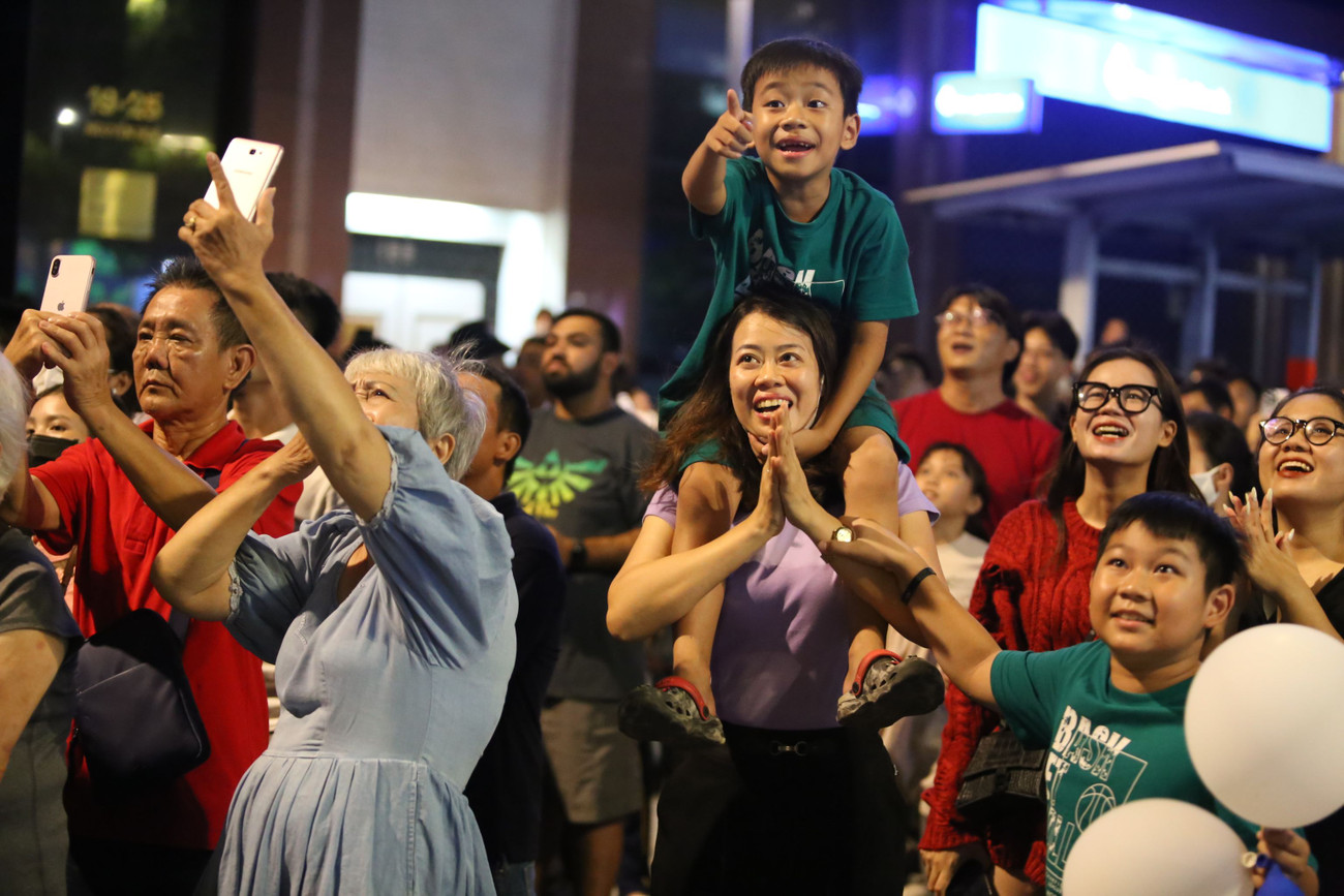 Màn pháo hoa khiến hàng nghìn người dân thích thú.