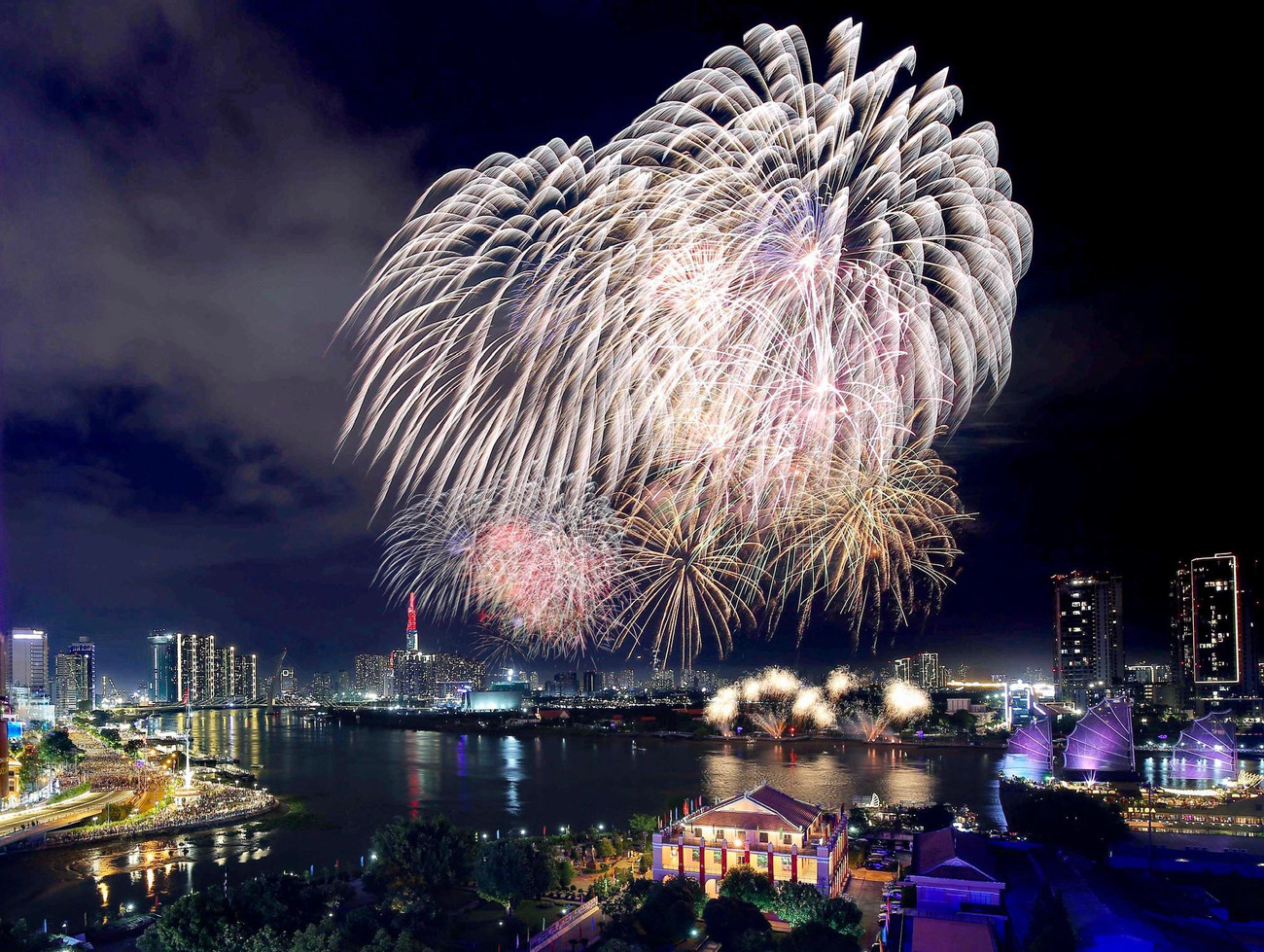 Pháo hoa chào mừng Quốc khánh 2/9 rực sáng trên bầu trời TPHCM, thỏa mãn sự chờ đợi của hàng nghìn người dân thành phố.
