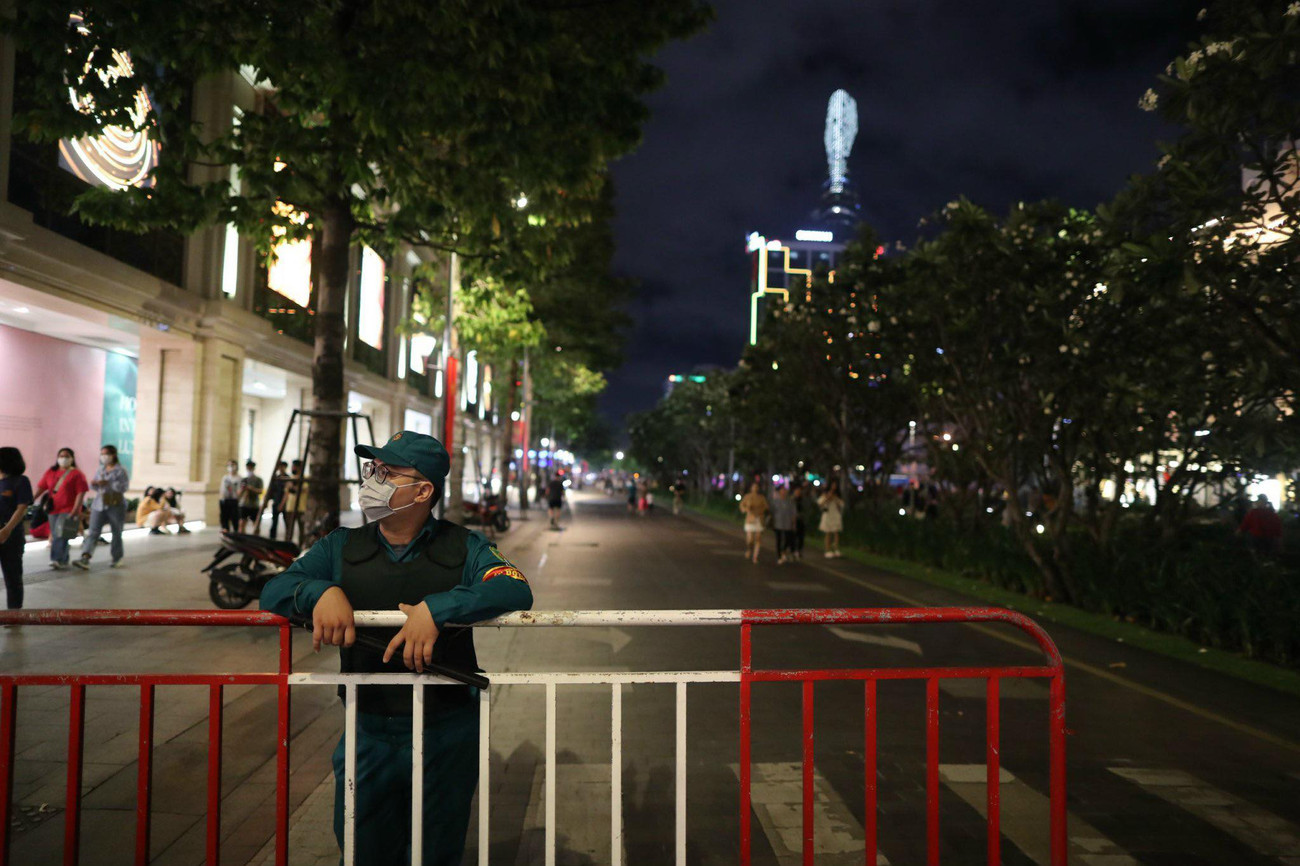 Một số tuyến đường ở trung tâm quận 1 và quận 4 được lực lượng chức năng cấm đường từ sớm để đảm bảo điều tiết giao thông.