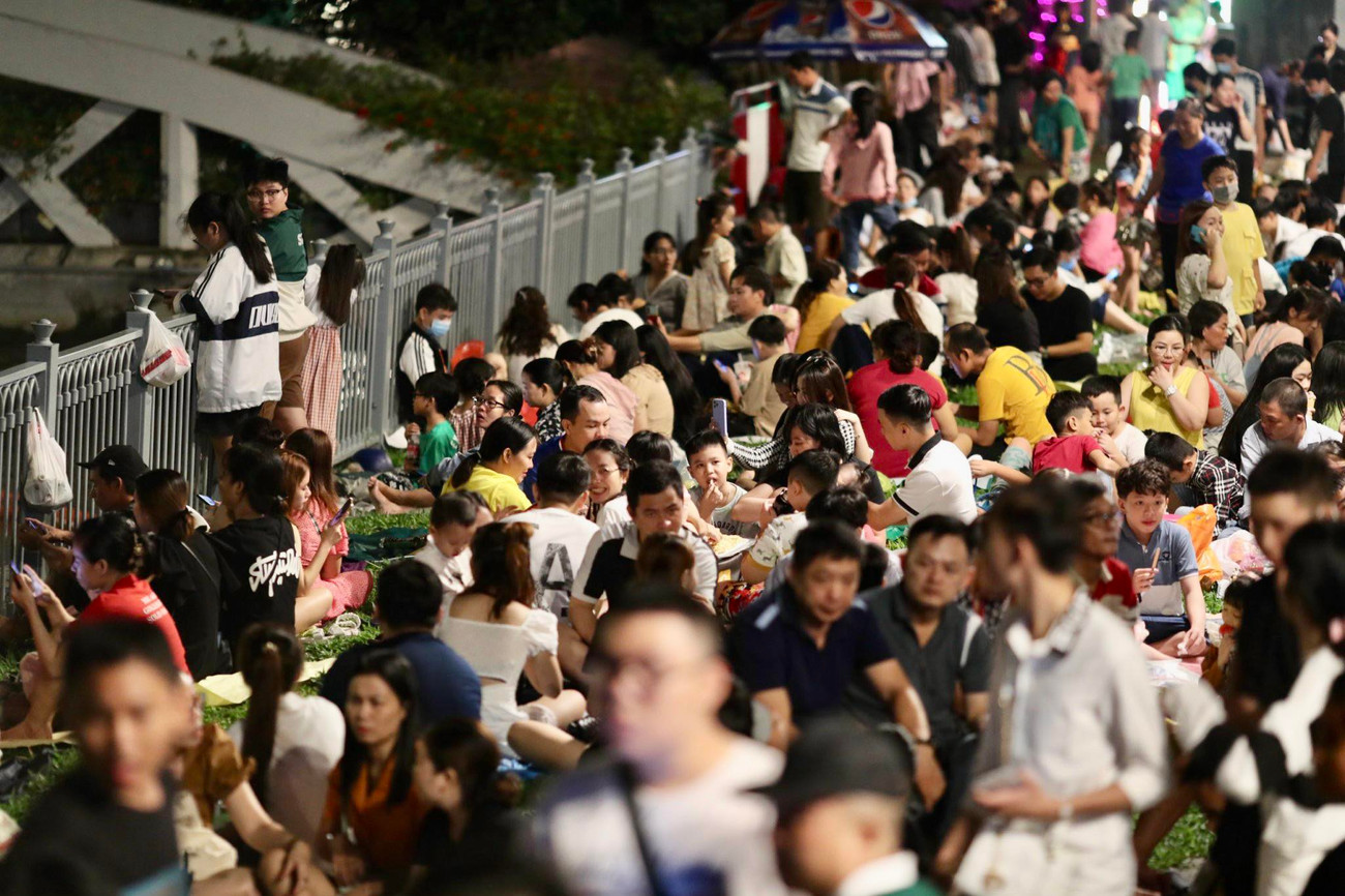 Hàng nghìn người dân TPHCM đổ ra đường chờ xem pháo hoa mừng Quốc khánh 2/9. Những vị trí đẹp ở gần khu vực bắn pháo hoa gần như không còn chỗ trống.