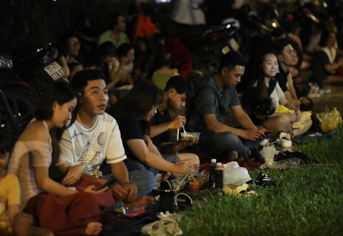 Nhiều người chọn công viên Bạch Đằng để xem bắn pháo hoa ở đường hầm sông Sài Gòn.