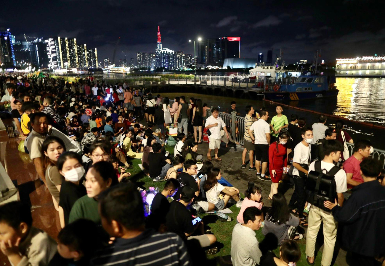 Cận kề giờ bắn pháo hoa, dọc tuyến đường Tố Hữu (TP Thủ Đức) càng đông người.