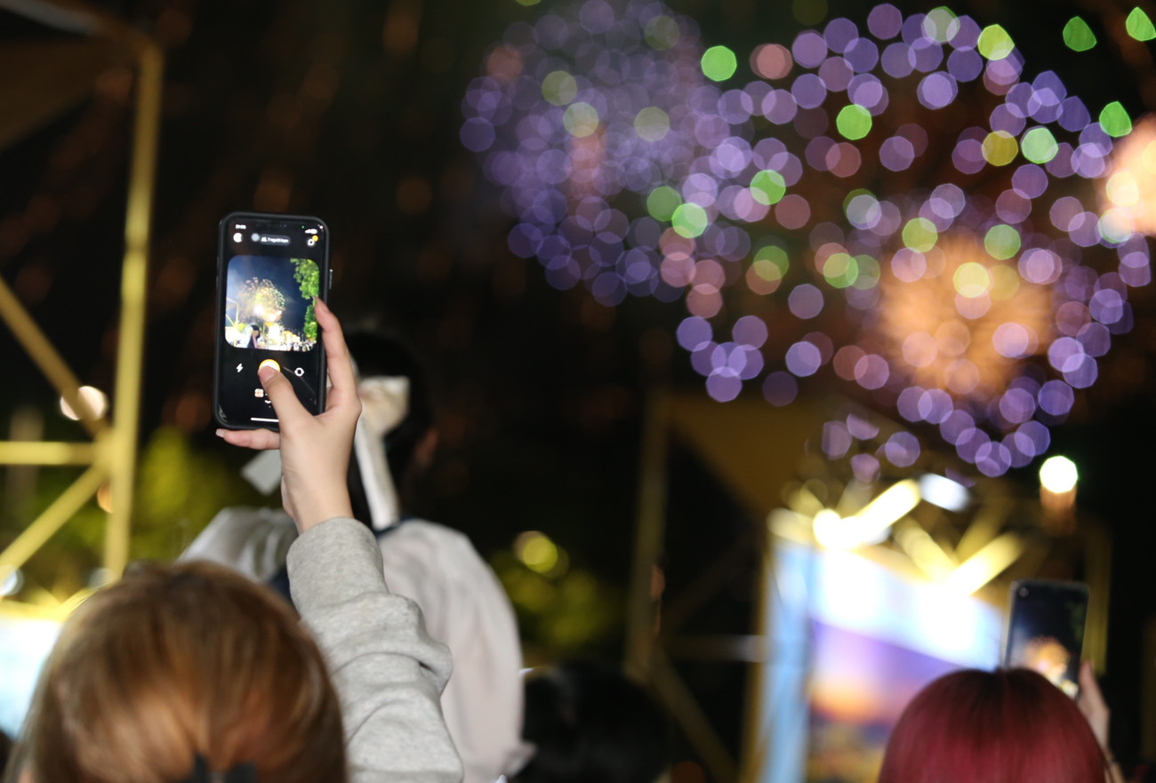 Dùng điện thoại ghi lại khoảnh khắc pháo hoa thắp sáng bầu trời TPHCM.