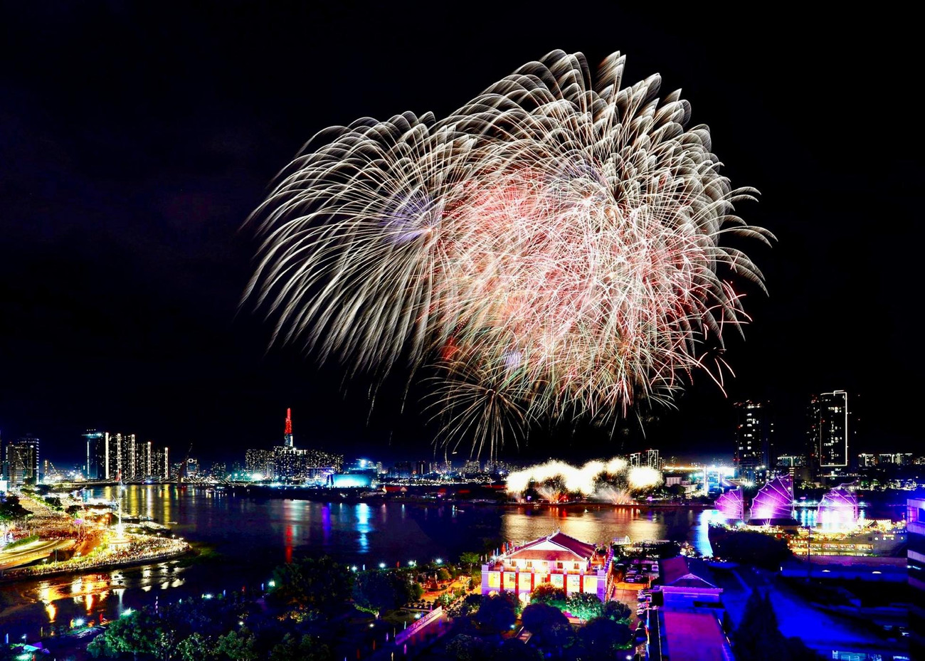 Pháo hoa với nhiều hình dáng và sắc màu đẹp mắt