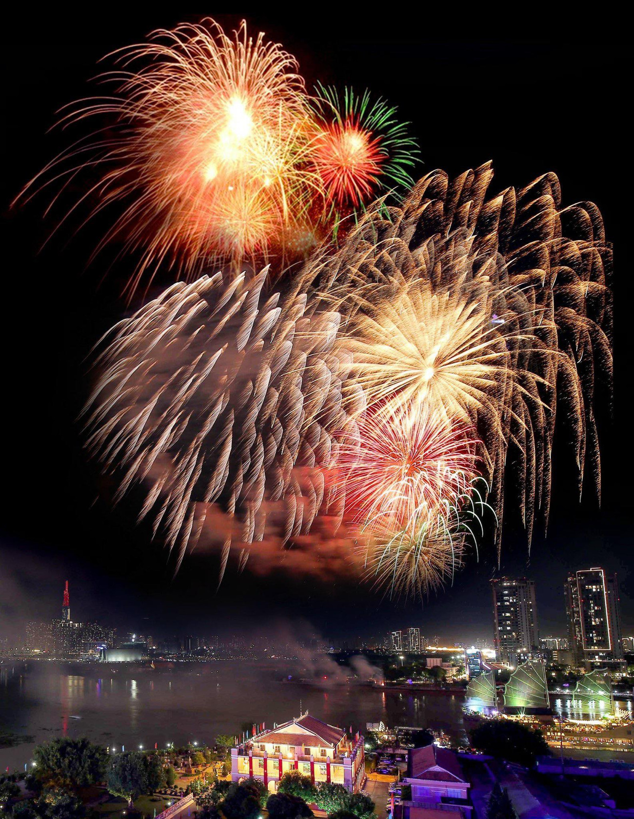 Màn trình diễn pháo hoa kéo dài 15 phút trong sự thích thú của người xem