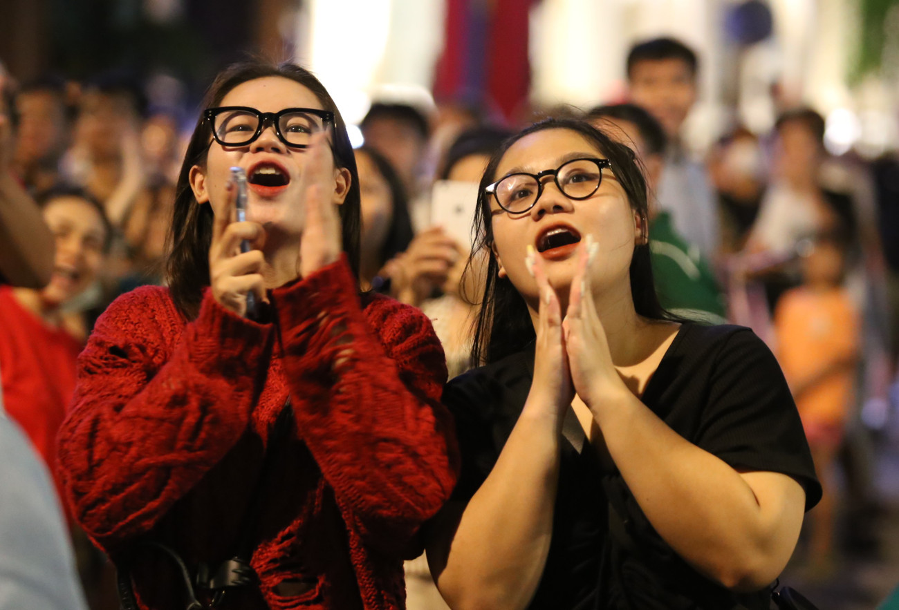 Màn trình diễn pháo hoa thu hút sự chú ý của người dân