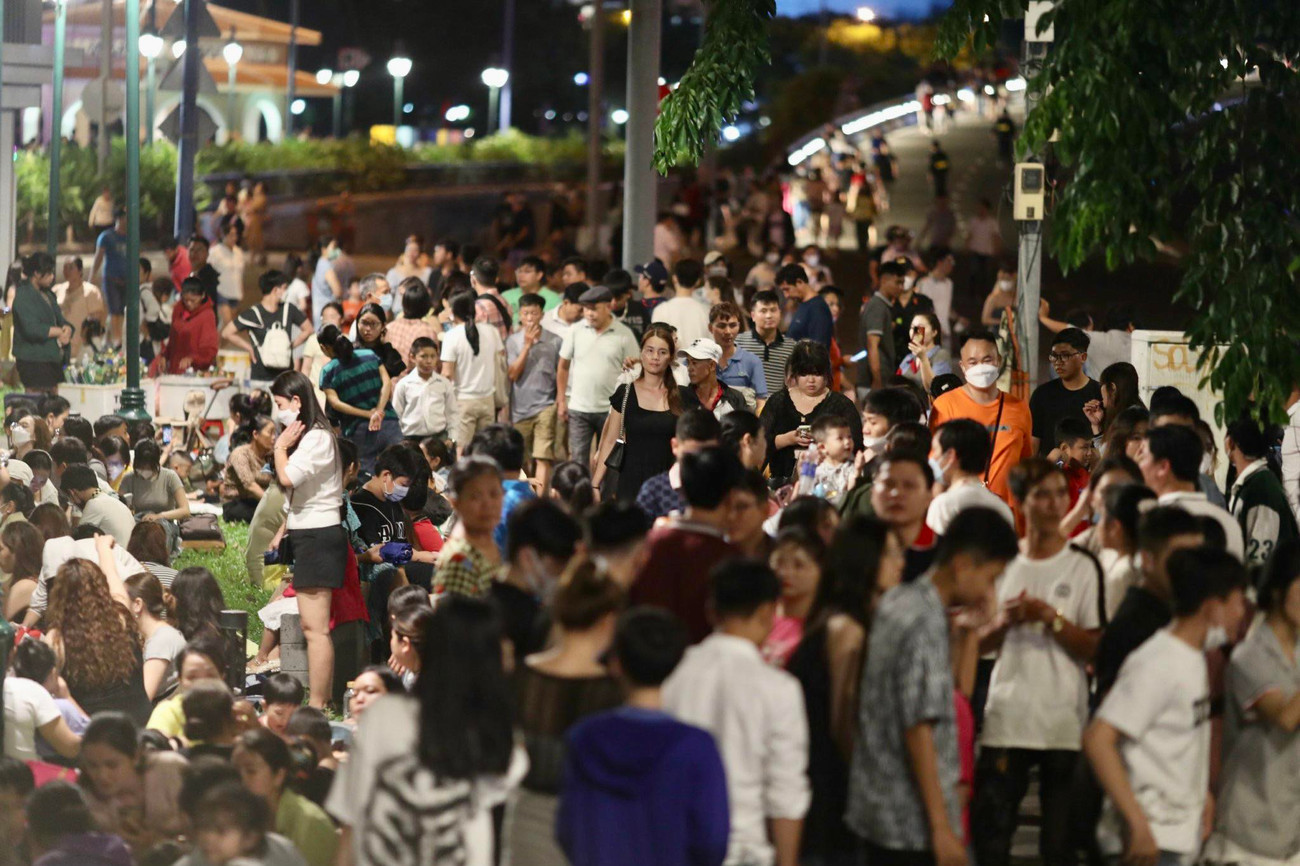 Trước đó, khu vực bến Bạch Đằng đông nghịt người từ chập tối 2/9.