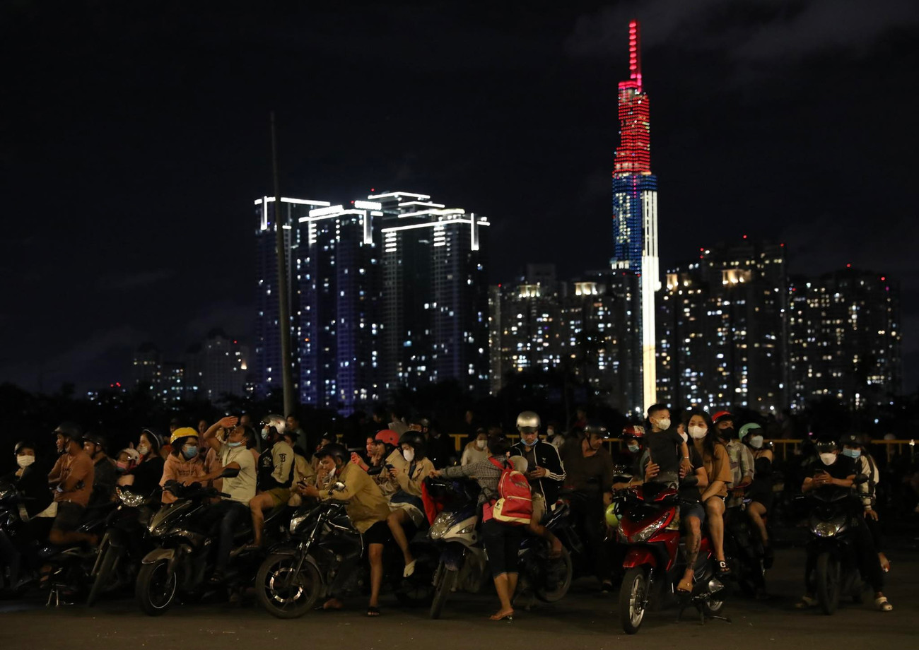 Chào mừng 78 năm ngày Cách mạng Tháng Tám và Quốc khánh 2/9, TPHCM tổ chức chương trình bắn pháo hoa diễn ra từ 21h đến 21h15 hôm nay (2/9) ở hai điểm: Điểm bắn pháo hoa tầm cao ở khu vực đầu đường hầm sông Sài Gòn (thành phố Thủ Đức); điểm bắn pháo hoa tầm thấp ở Công viên văn hoá Đầm Sen (quận 11).