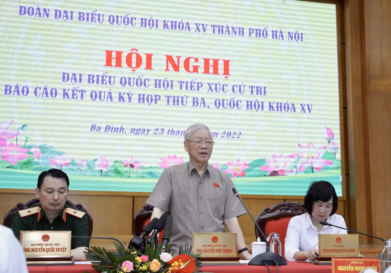 Tiếp xúc với cử tri ngày 23/6, Tổng Bí thư Nguyễn Phú Trọng cho biết, Hội nghị tổng kết 10 năm công tác phòng chống tham nhũng, tiêu cực sẽ rút ra những bài học kinh nghiệm để áp dụng cho giai đoạn mới. Ảnh: Như Ý