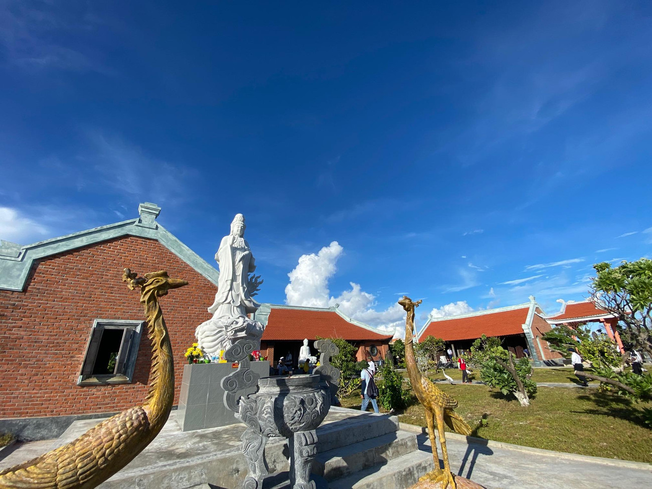 Cụm công trình chùa Song Tử Tây. Ảnh: Lê Xuân Sơn