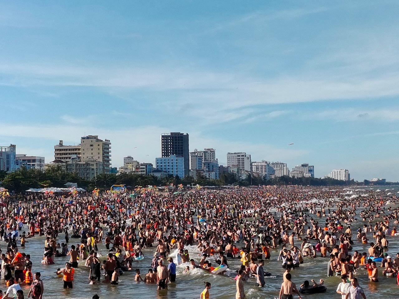 Bãi biển Sầm Sơn kín bưng khách. Ảnh: Hoàng Lam