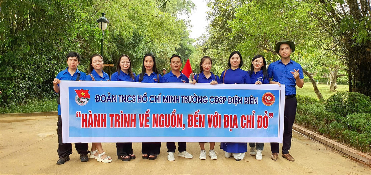 Phó Bí thư Đoàn Trường Cao đẳng Sư phạm Điện Biên Hoàng Văn Định (ngoài cùng, bên phải) tham gia hành trình về nguồn