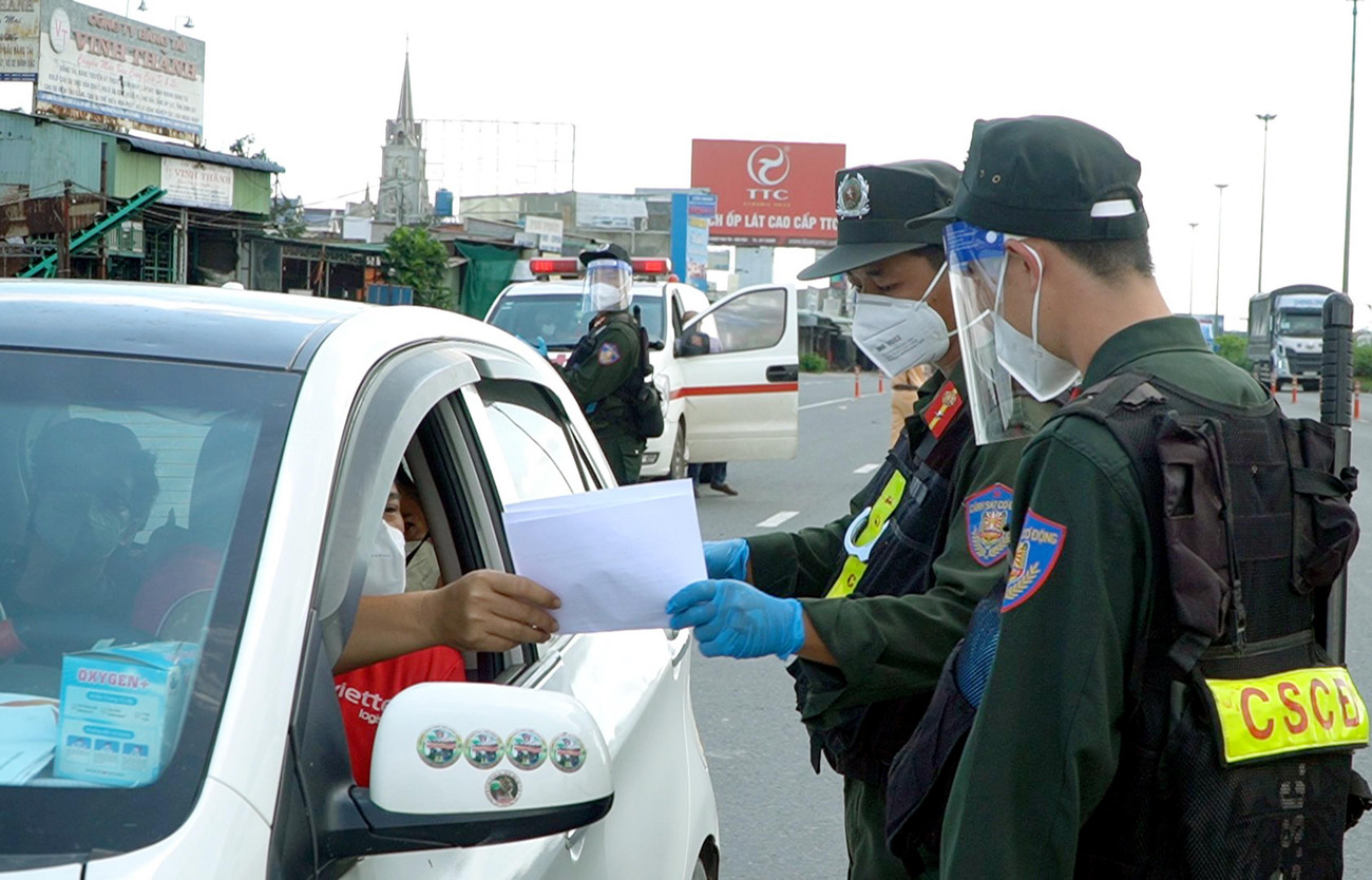Lực lượng Cảnh sát cơ động kiểm tra giấy tờ người đi đường tại chốt kiểm soát dịch COVID-19 cửa ngõ TPHCM