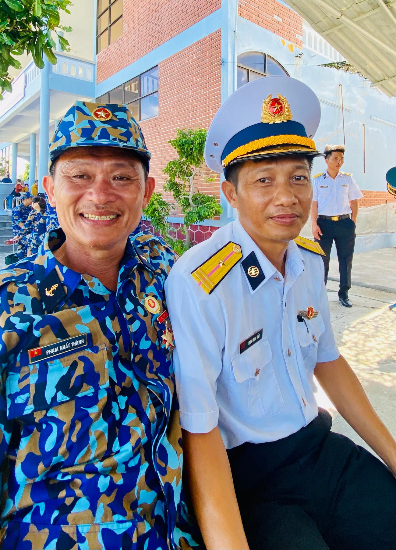 Cựu chiến binh Phạm Nhất Thành và Thiếu tá Trịnh Trọng Thủy trên đảo Song Tử Tây