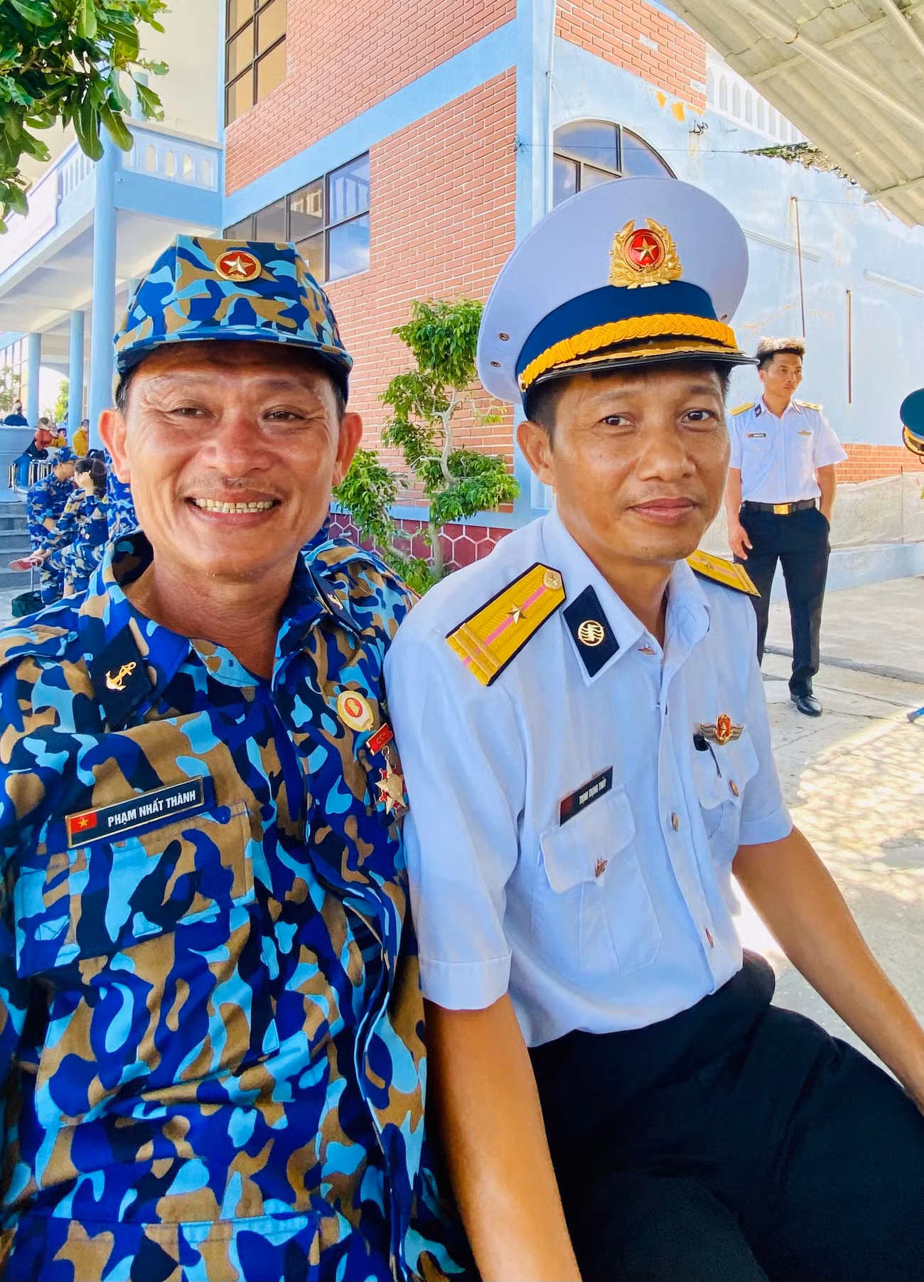 Cựu chiến binh Phạm Nhất Thành và Thiếu tá Trịnh Trọng Thủy trên đảo Song Tử Tây