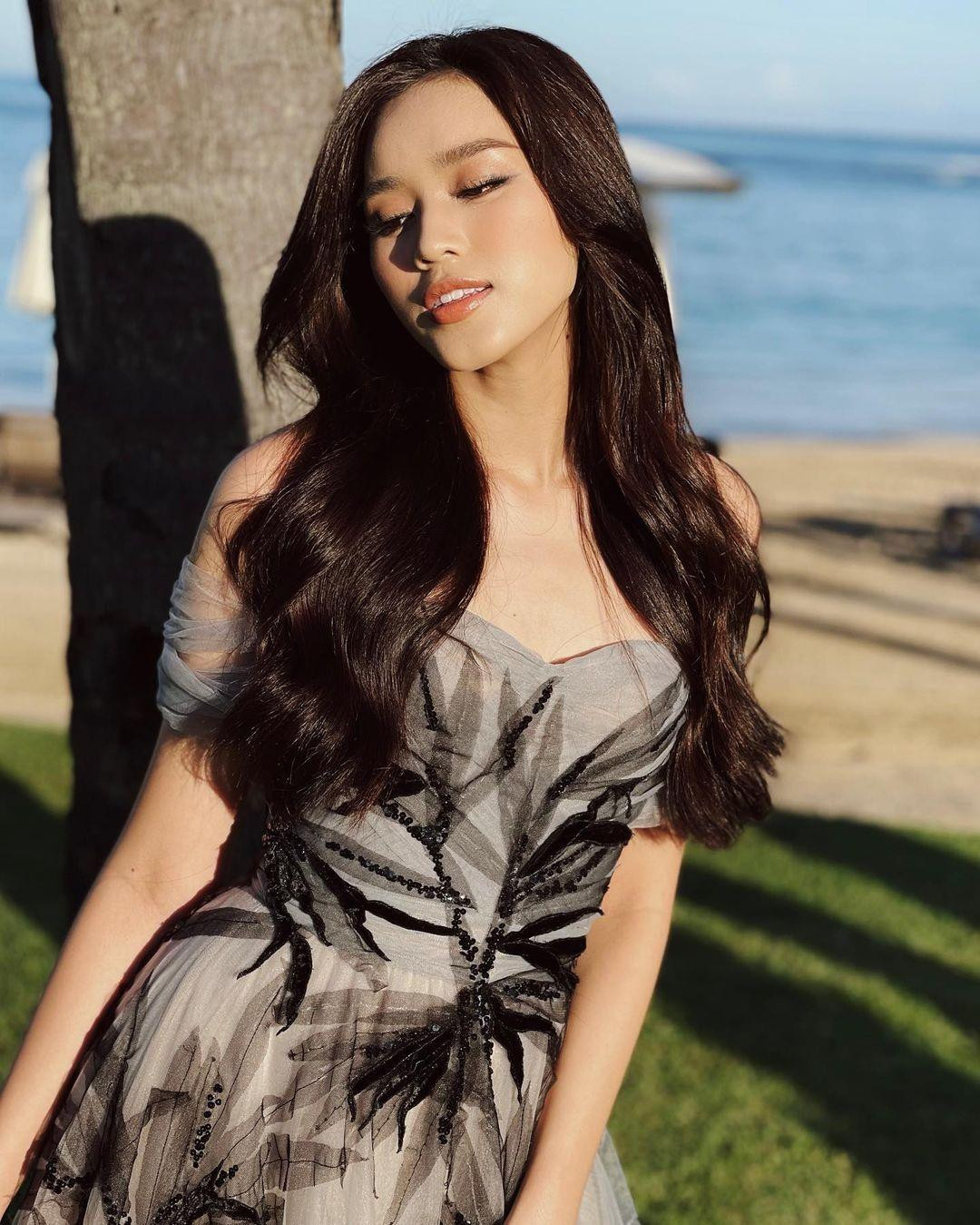 Trước khi lên đường thi Miss World 2021, Đỗ Thị Hà đã rất chăm chỉ học cách tự make-up, làm tóc với các chuyên gia chuyên nghiệp.