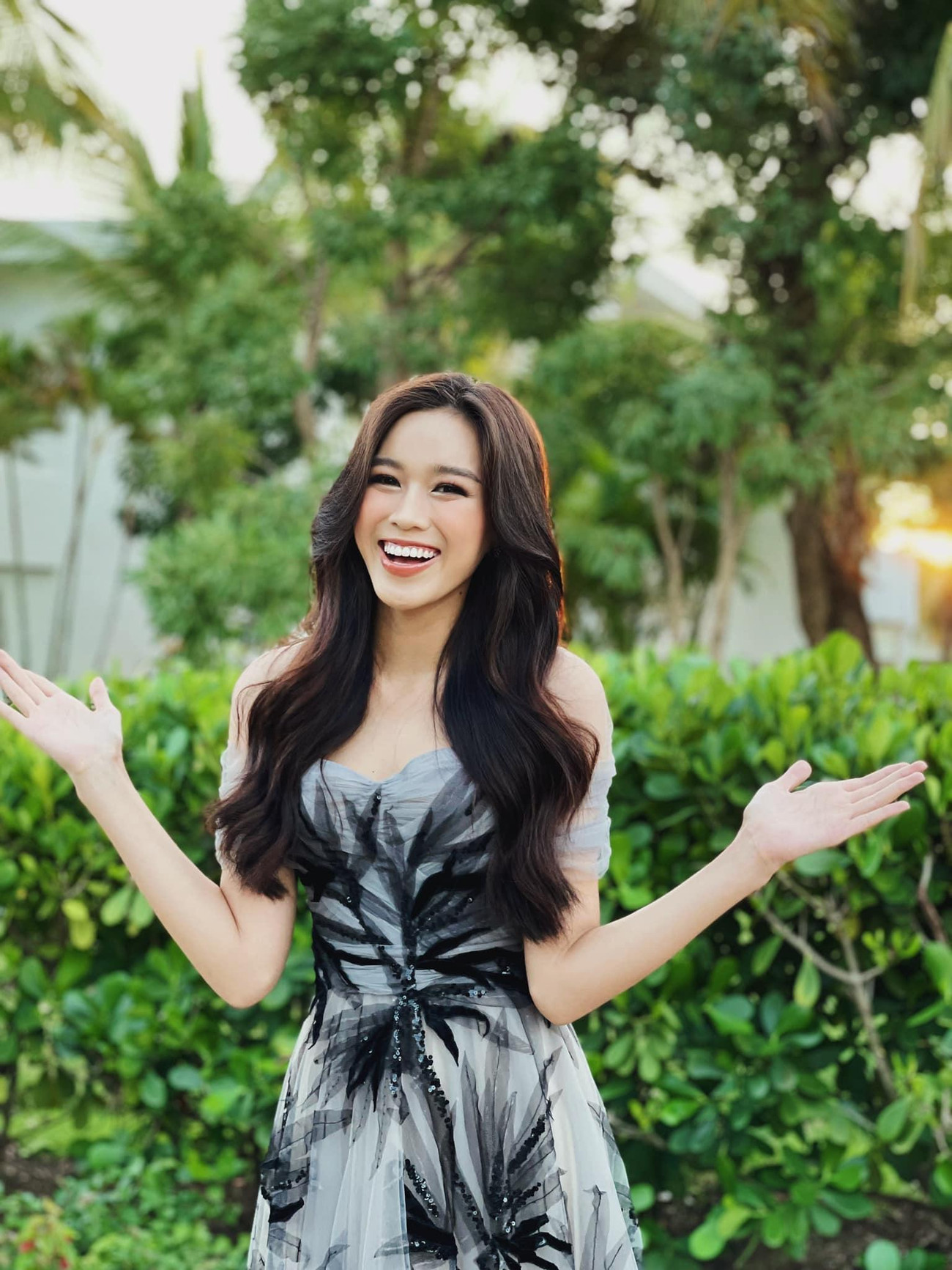 Có thể thấy để hoàn thành được mái tóc uốn lượn đầy chuyên nghiệp này, người đẹp xứ Thanh đã phải bỏ ra rất nhiều công sức.