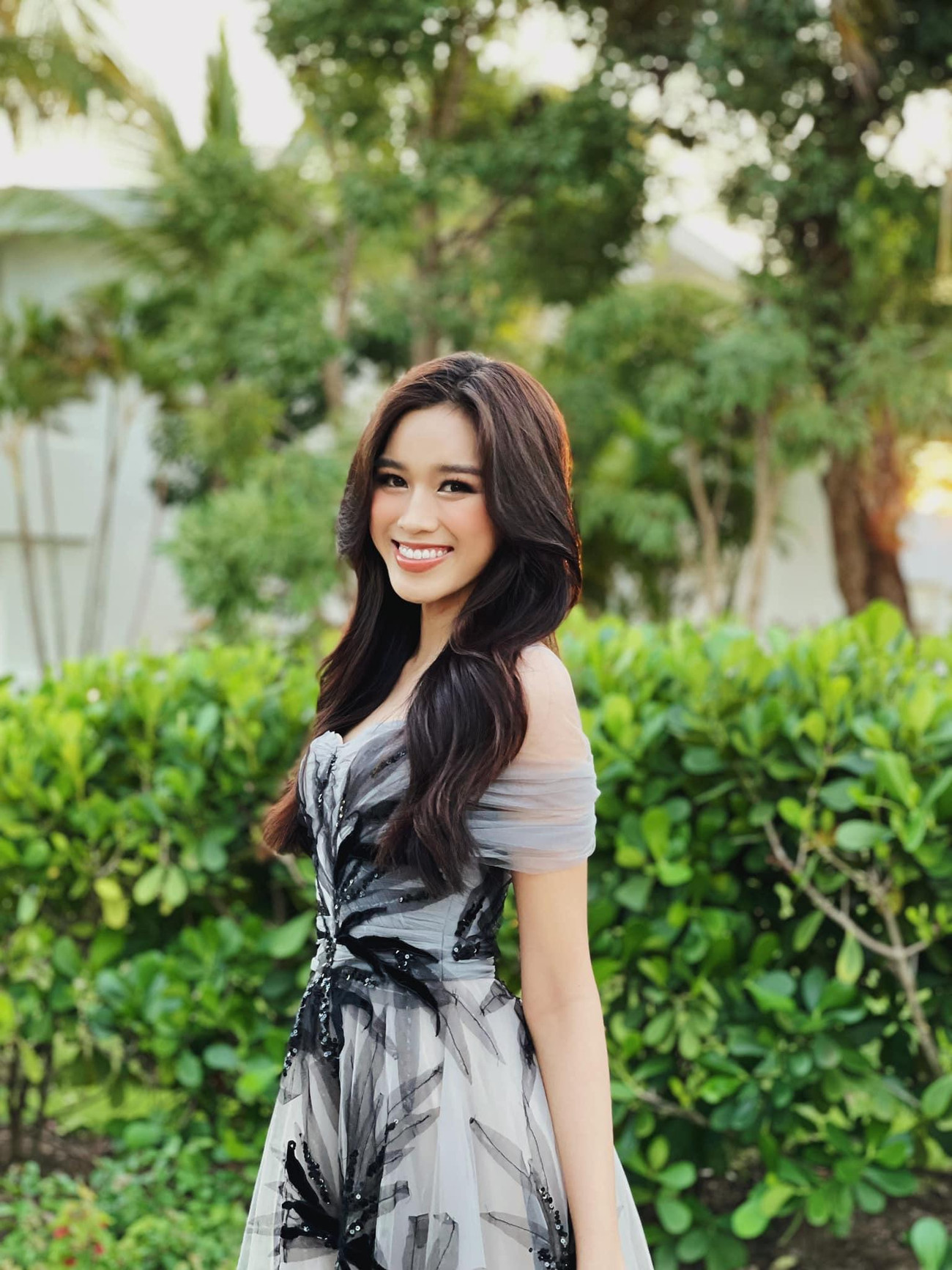 Điểm nhấn của lần xuất hiện này khiến các fans chú ý đó là chính là mái tóc bồng bềnh cực kỳ yêu kiều và chuyên nghiệp.