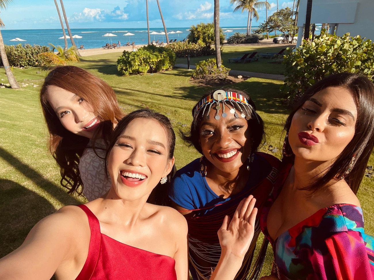 Với sự chỉn chu và lựa chọn trang phục chuyên nghiệp, thông minh, Đỗ Thị Hà luôn toả sáng bên dàn thí sinh Miss World 2021. Với sự chỉn chu và lựa chọn trang phục chuyên nghiệp, thông minh, Đỗ Thị Hà luôn toả sáng bên dàn thí sinh Miss World 2021.