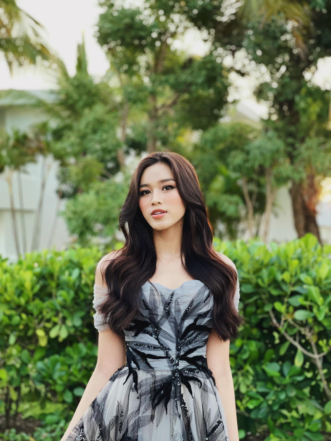 Bước sang ngày thứ 4 ở Miss World 2021, Đỗ Thị Hà tiếp tục chinh phục khán giả bằng vẻ ngoài xinh đẹp, chỉn chu và phong cách thời trang ấn tượng.