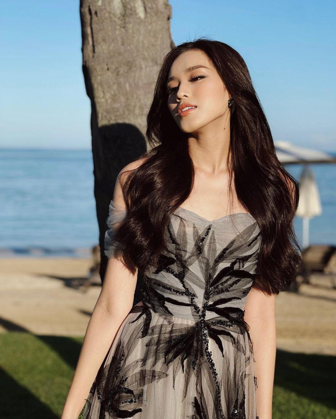 Trong thời gian dịch bệnh và giãn cách xã hội, Đỗ Thị Hà đã thử nhiều lay-out làm tóc khác nhau chính vì thế nên đến với Miss World lần này người đẹp đã biến hoá phong cách của mình mỗi ngày.