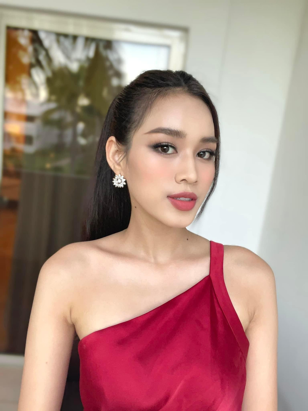 Người đẹp xứ Thanh diện bộ váy lệch vai tông màu đỏ khoe bờ vai trần quyến rũ. Người đẹp xứ Thanh diện bộ váy lệch vai tông màu đỏ khoe bờ vai trần quyến rũ.