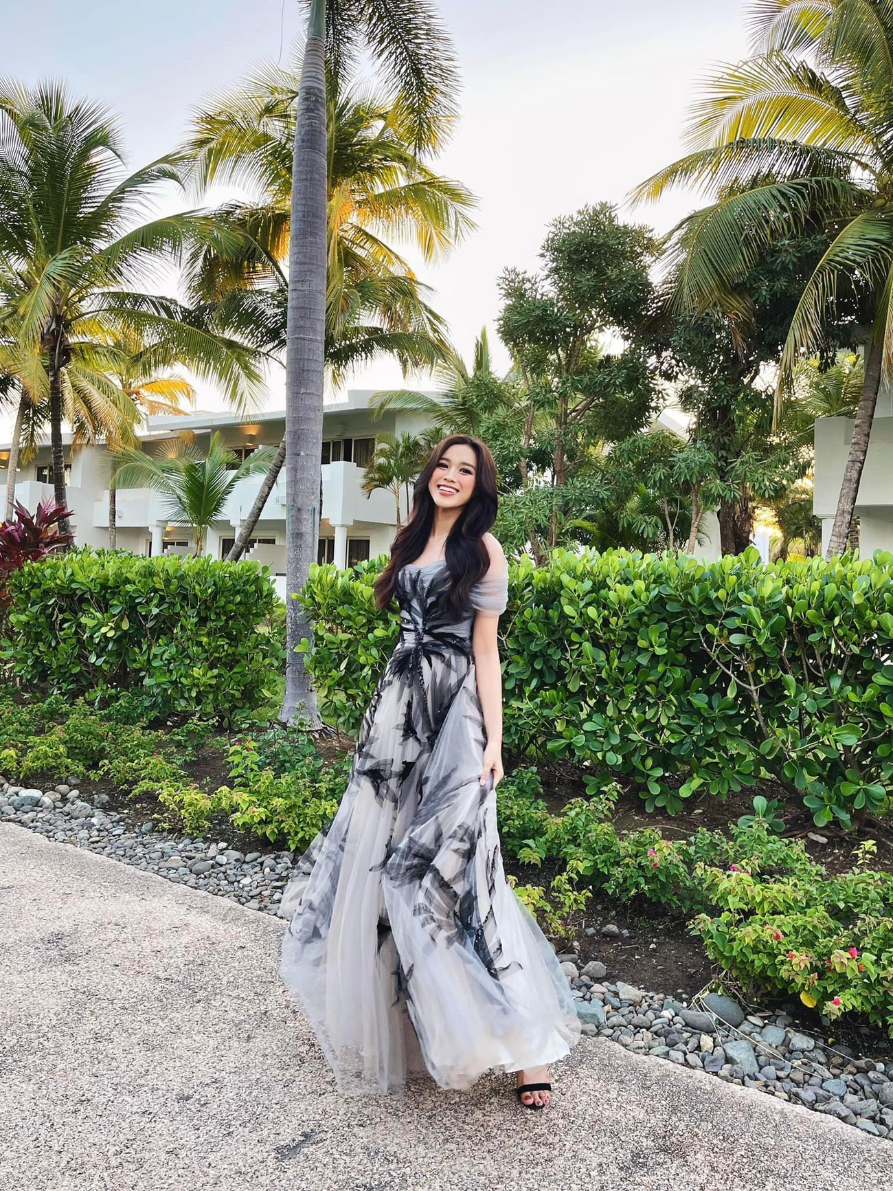 Bộ váy bồng bềnh với chất liệu voan mỏng manh giúp Đỗ Thị Hà thoả sức tạo dáng.