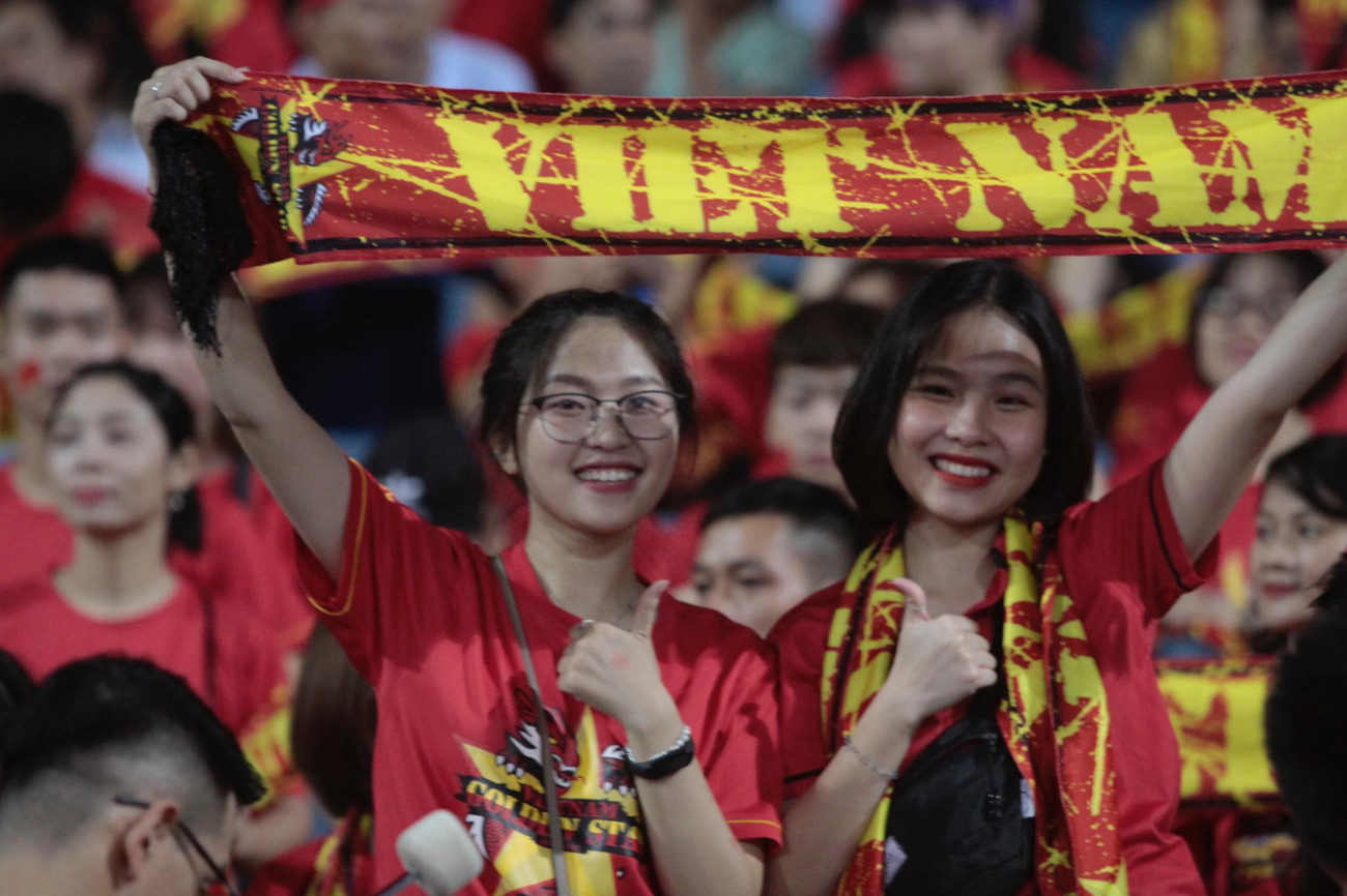 CĐV Việt Nam cuồng nhiệt trước giờ bóng lăn. Ảnh: Duy Phạm Quang Hải lập công, Việt Nam đánh bại Malaysia ảnh 16