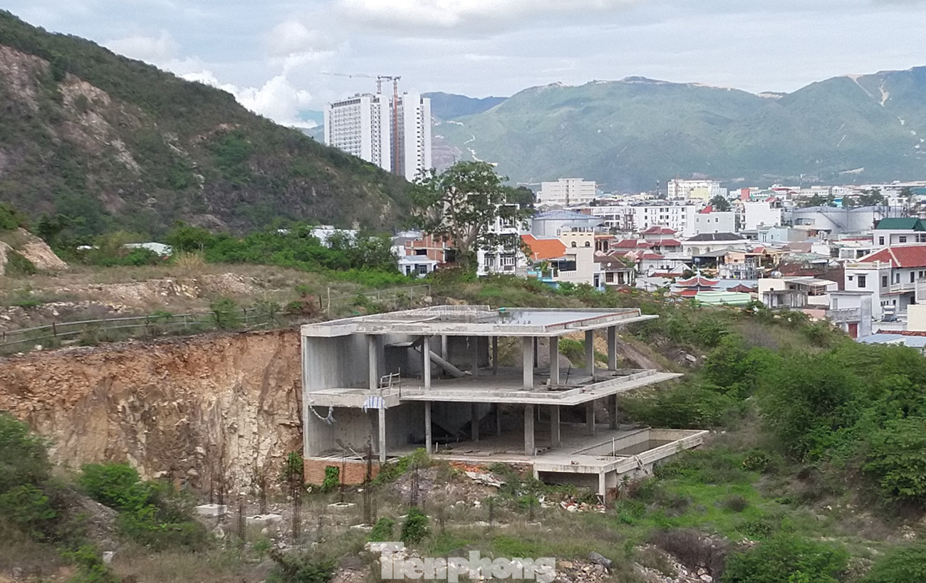 Một biệt thự mẫu đã được doanh nghiệp xây tại di tích lầu Bảo Đại Di tích lầu Bảo Đại bị phá nát để làm biệt thự nghỉ dưỡng ảnh 9
