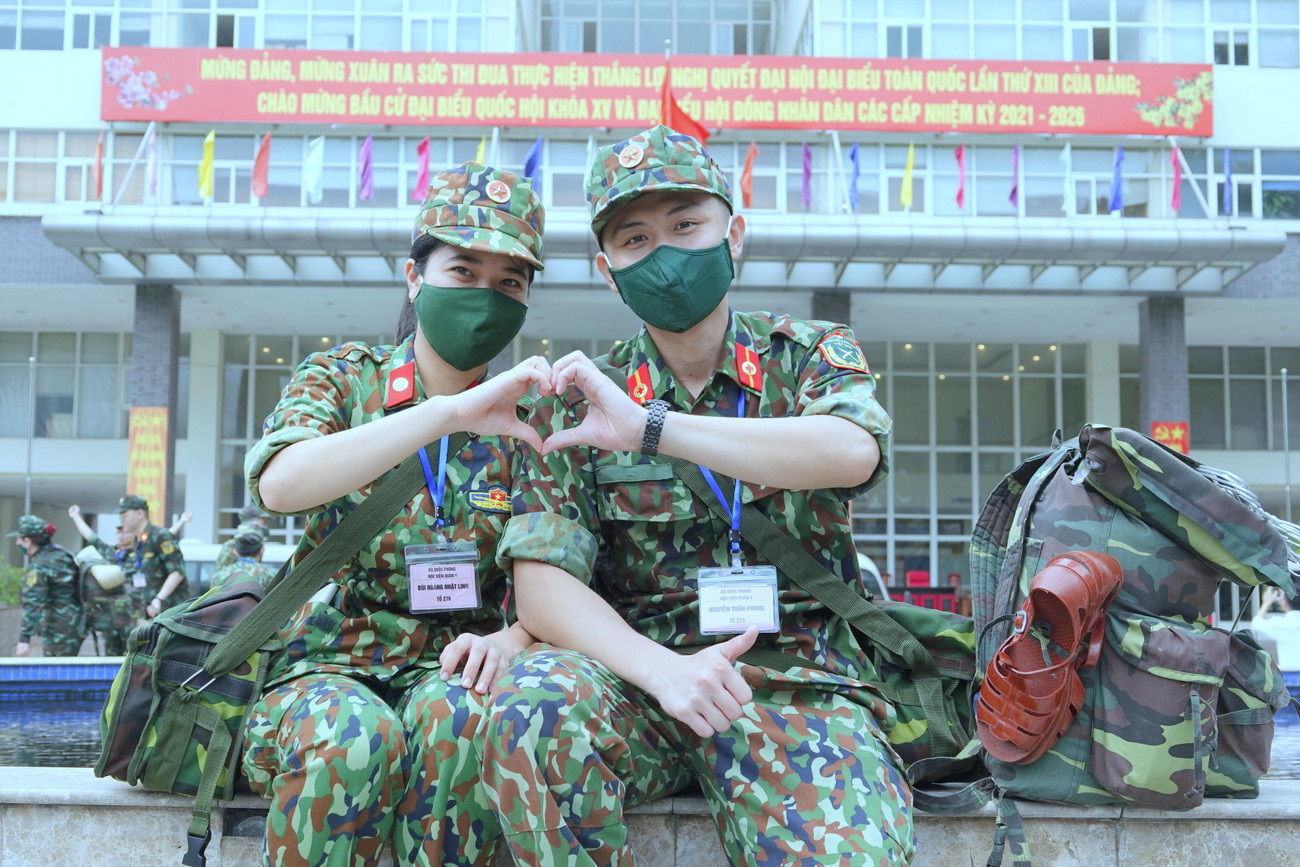 Lên đường tới TPHCM vào sáng 23/8, hai học viên năm cuối ở Học viện Quân y là Thượng sĩ Nguyễn Tuấn Phong và Thượng sĩ Bùi Hoàng Nhật Linh (học viên Học viện Quân y) cho biết họ yêu nhau được gần 1 năm. Sẽ không được gần nhau vì khác tổ khi vào Nam, họ dặn dò nửa kia của mình luôn giữ gìn sức khỏe để chống dịch thành công Lên đường tới TPHCM vào sáng 23/8, hai học viên năm cuối ở Học viện Quân y là Thượng sĩ Nguyễn Tuấn Phong và Thượng sĩ Bùi Hoàng Nhật Linh (học viên Học viện Quân y) cho biết họ yêu nhau được gần 1 năm. Sẽ không được gần nhau vì khác tổ khi vào Nam, họ dặn dò nửa kia của mình luôn giữ gìn sức khỏe để chống dịch thành công