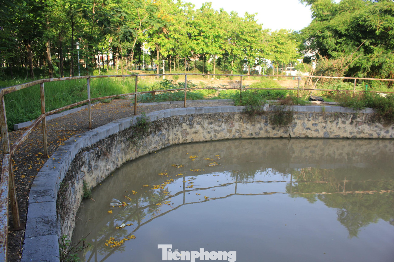 Khu vực hồ nước điều hòa trong Khu đô thị sinh thái Xuân Phương nhiều năm nay ít người chăm sóc, cống thoát nước bị tắc nghẽn vì rác thải.