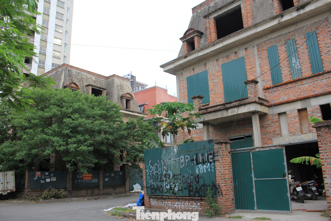 Chia sẻ với Tiền Phong, một số cư dân bày tỏ sự bất ngờ về mức giá trên, thậm chí, một người cho biết: “Cách đây 5 – 6 năm, chúng tôi mua giá thấp hơn nhiều, lúc đó phía bán nói đường ở đây sắp mở rộng nhưng đến giờ đã mở đâu. Đường đi ở đây nhỏ, mặt bằng chung vẫn là đất quê, nên mức 160 triệu đồng/m2 thì ‘ngáo giá’ quá”.