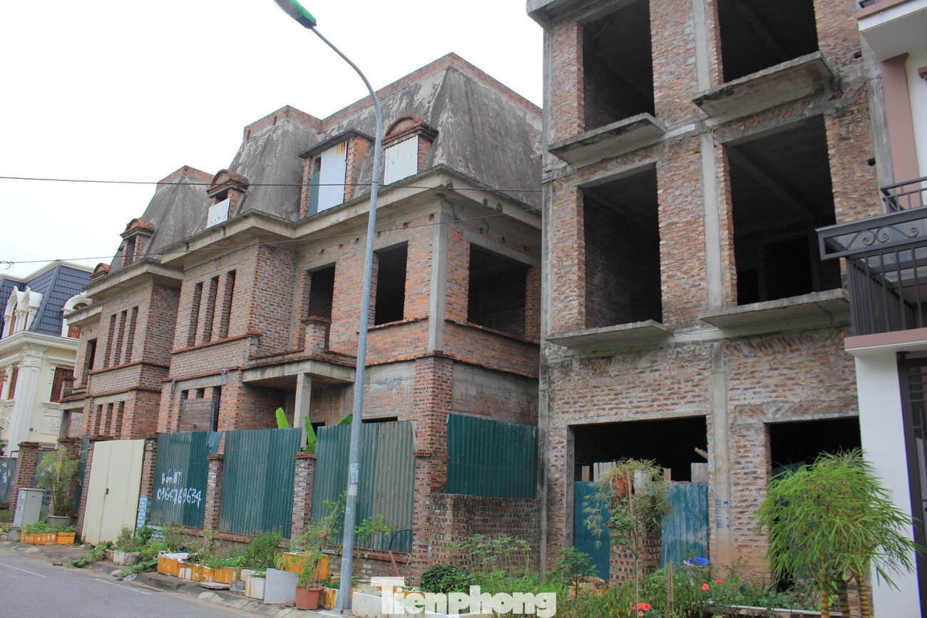 Cũng tại quận Nam Từ Liêm, các căn biệt thự, nhà phố, shophouse xây thô, đã bỏ hoang lâu năm thuộc dự án Tổ hợp nhà ở kết hợp thương mại, dịch vụ Tây Hà Nội (đường Sa Đôi, phường Đại Mỗ) vẫn được rao bán ở mức 130 – 160 triệu đồng/m2.