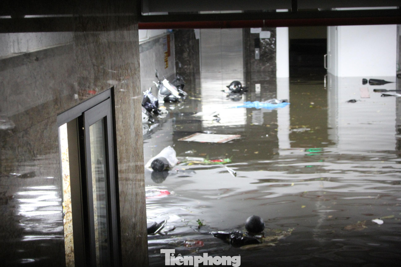 Theo ghi nhận của PV, chỉ khoảng 20 phút sau khi trời đổ mưa dông, hầm để xe của nhiều tòa nhà đã ngập sâu, ở mức 1,5 - 1,6m.