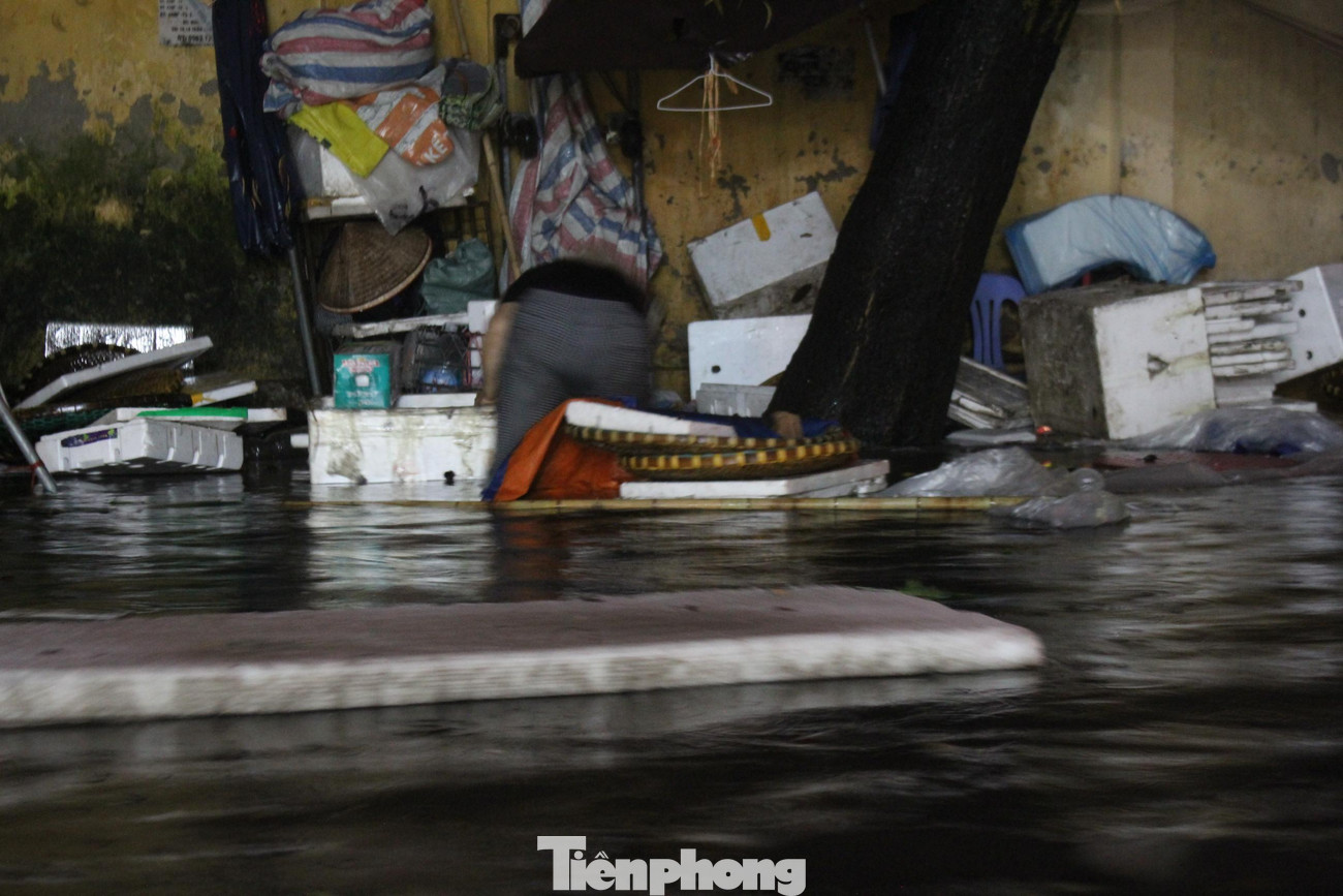 Đặc biệt, cơn mưa bất chợt khiến thương lái hoa, quả tại chợ Đồng Xa (phường Mai Dịch, Cầu Giấy) không kịp trở tay. Do đó, hầu hết hoa, quả, đồ đạc bị trôi theo dòng nước mưa, đi khắp nơi.