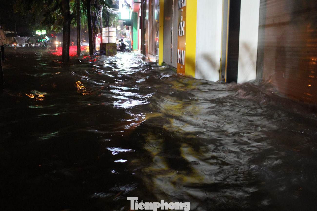 Ghi nhận thực tế lúc 20h30 tại khu vực đường Doãn Kế Thiện, Mai Dịch, Hồ Tùng Mậu, Trần Vỹ,… rất nhiều điểm ngập nặng, với độ sâu từ 30 – 60cm.