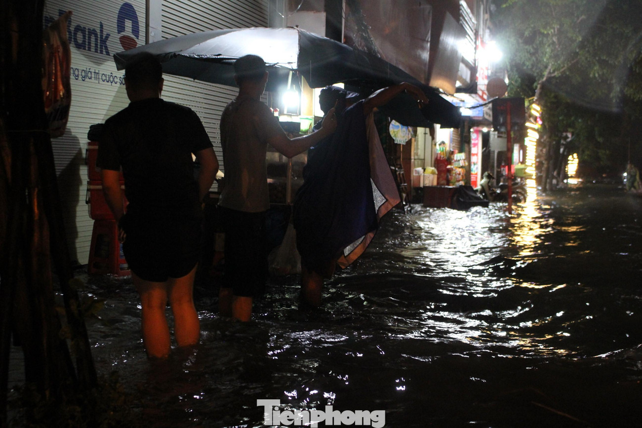 Cơ quan khí tượng cho biết từ đêm 13/6, Bắc Bộ và Bắc Trung Bộ bước vào đợt mưa lớn kéo dài 2 ngày.