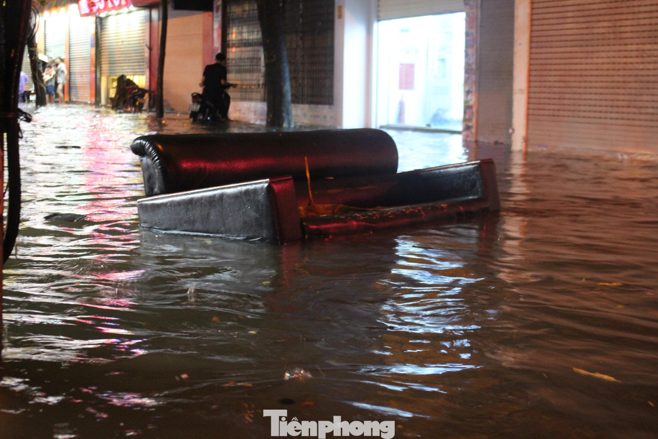 Theo số liệu từ Công ty Thoát nước Hà Nội cho thấy, từ 19 giờ 45 đến 20 giờ 10, lượng mưa ghi nhận được ở quận Cầu Giấy lên tới 61,8 mm. Trong khi các quận như Đống Đa, Thanh Xuân, Hoàn Kiếm dao động từ 30 - 50 mm.