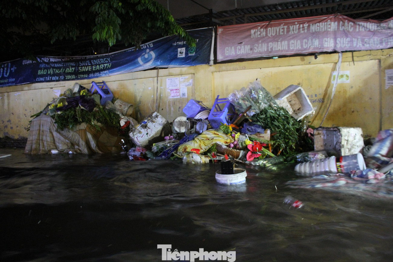 Một thương lái xót xa cho biết: "Sáng nay tôi lướt mạng thấy dự báo tối nay có mưa dông nên đã chủ động dọn hàng sớm, nhưng mưa dông đến nhanh quá, nước lại không có chỗ thoát nên sạp hoa quả của tôi tan nát hết. Cố vớt vát được ít đồ đạc lên cao thì ô tô đi qua, nước đánh vào lại bật ra xa, giờ không biết trôi đi đâu rồi hết rồi. Vốn liếng coi như mất trắng...".