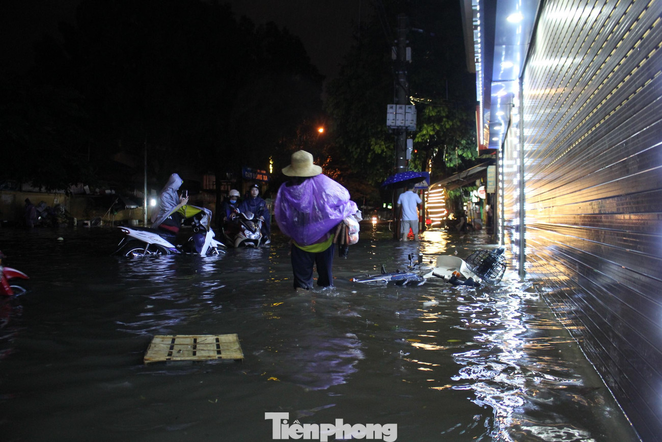 Nhiều phương tiện đổ ngã, ngâm mình trong dòng nước.
