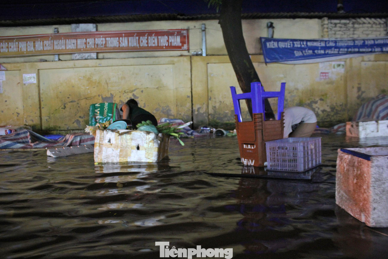 Một số người dân tốt bụng cũng chạy ra giúp các thương lái vớt vát đồ đạc và hoa quả.