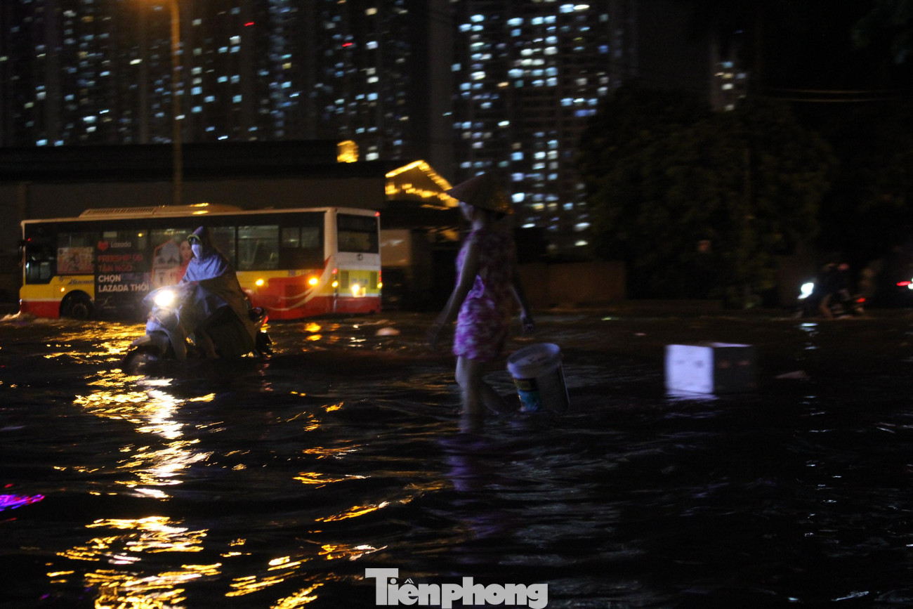 Tuy nhiên, cũng có không ít người lợi dụng việc này để chạy ra "hôi của"...