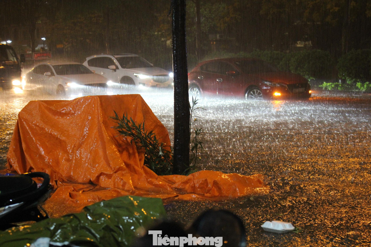 Còn từ đêm 14 đến ngày 15/6, mưa tập trung ở Điện Biên, Lai Châu, Sơn La, Hòa Bình, phía nam Đồng bằng Bắc Bộ, Thanh Hóa và Nghệ An. Lượng mưa dự báo 30-60 mm, có nơi trên 80 mm. Các khu vực khác ở Bắc Bộ có mưa rào và dông, cục bộ mưa to.